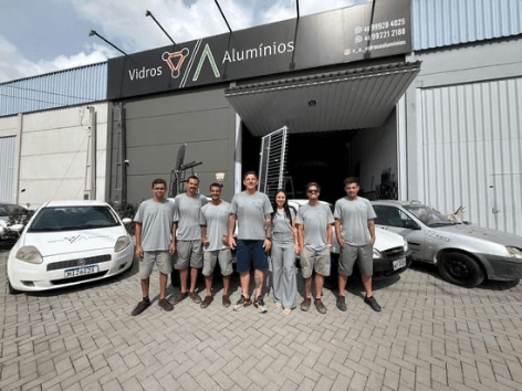 Começou na garagem de casa: primos empreendedores transformam VA Vidros em referência de Tijucas