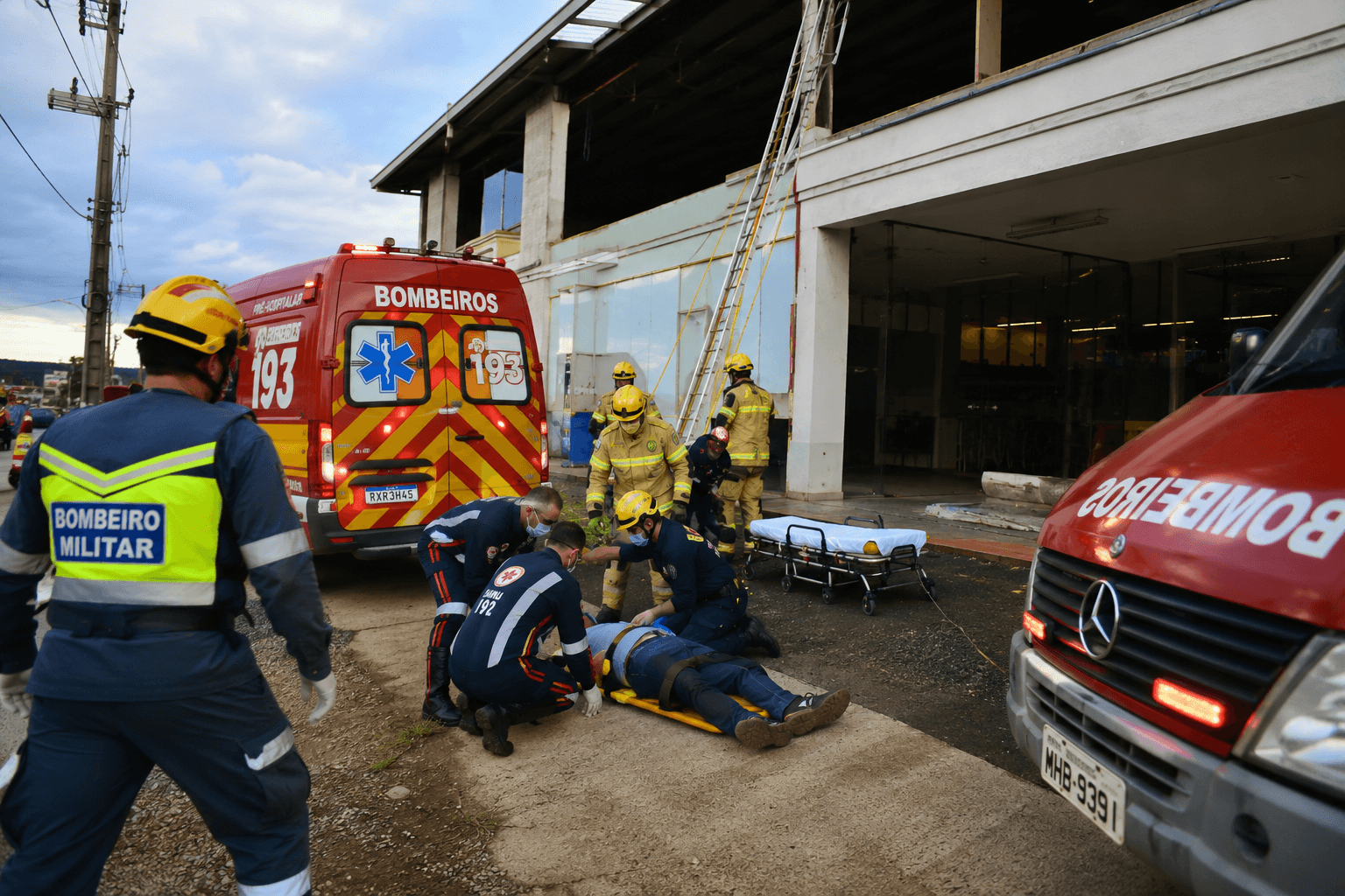Trabalhador fica em estado grave após cair de telhado de cerca de seis metros em Brusque