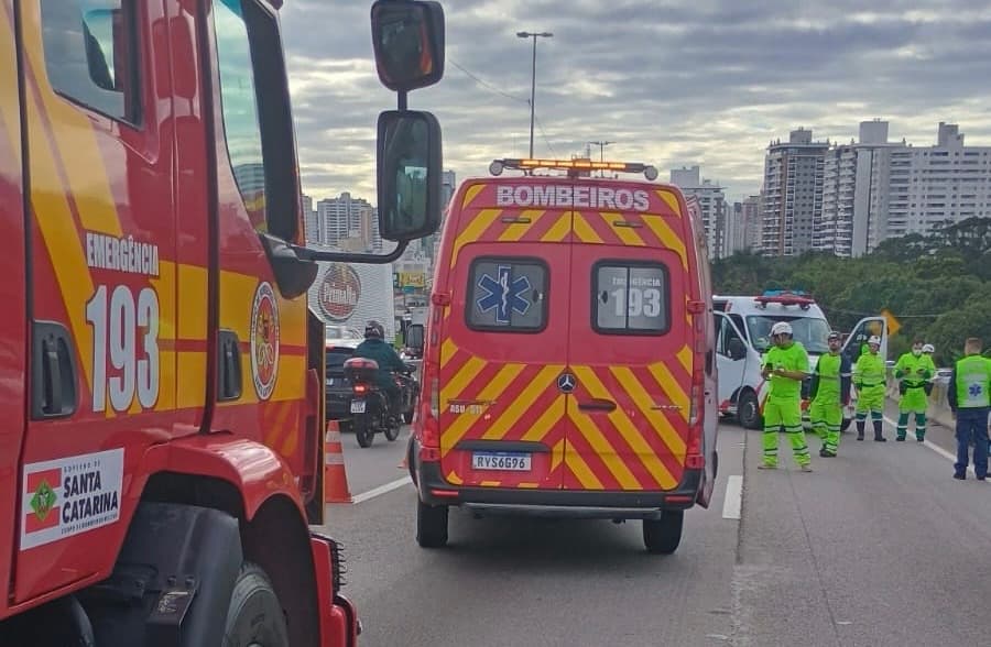 ATUALIZAÇÃO: Motociclista morre após cair na pista e ser atingido por caminhão na BR-101 em São José