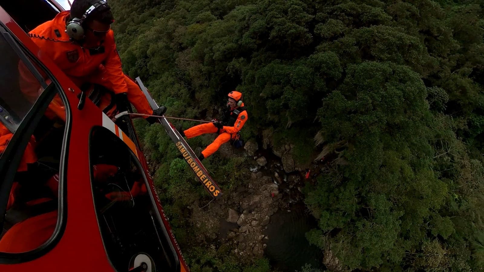 Trilheiro é resgatado de helicóptero após se ferir em área de difícil acesso em SC