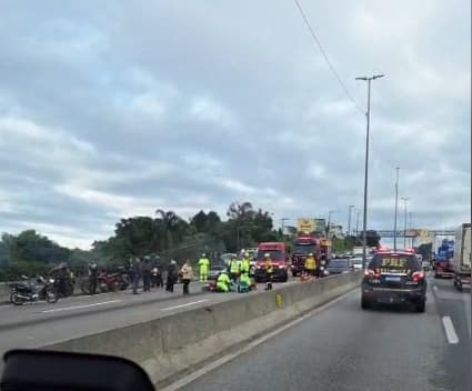Acidente envolvendo três motocicletas e caminhão mobiliza resgate na BR-101 em São José