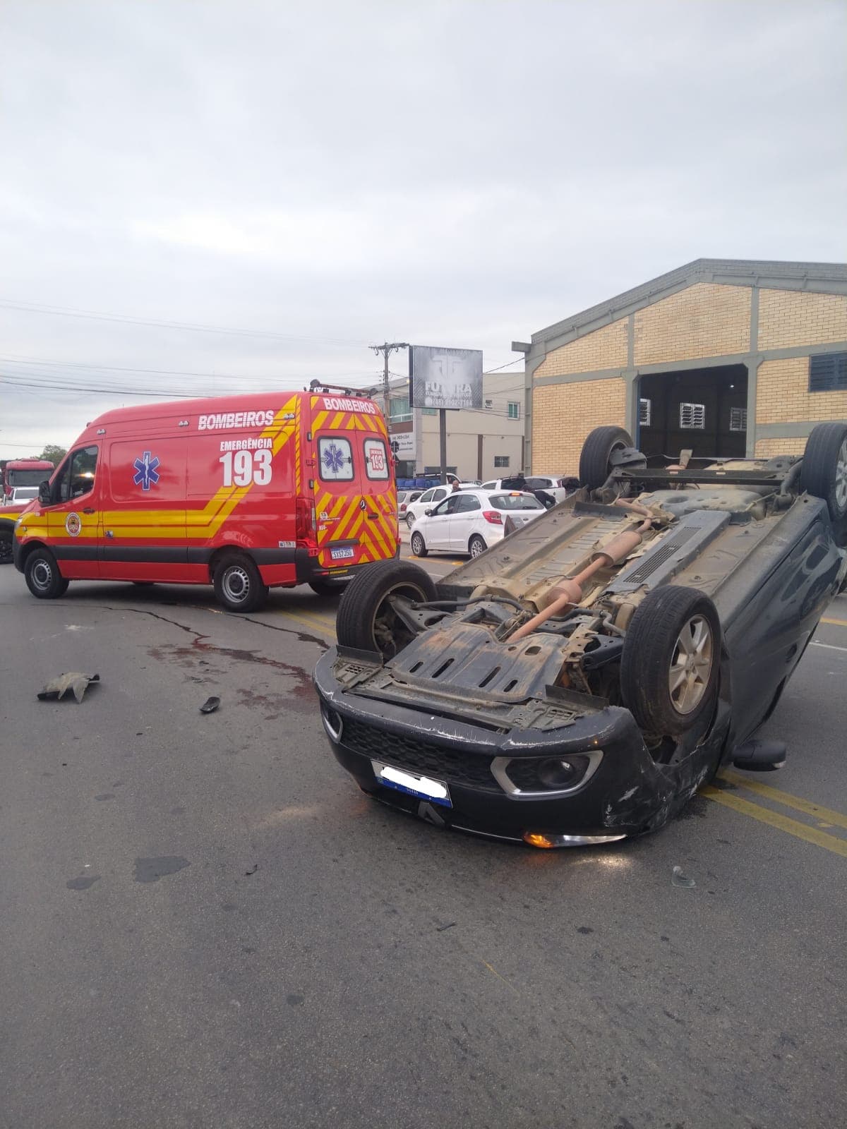 Carro capota após acidente com três veículos em Criciúma