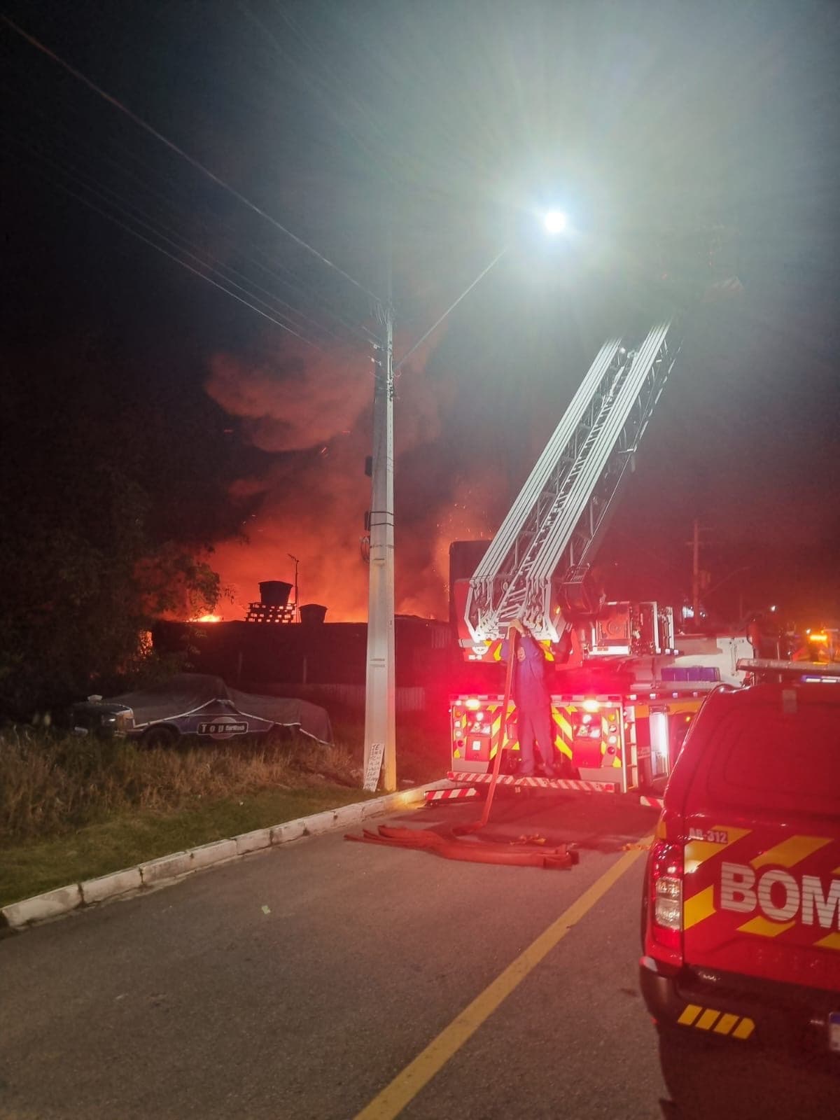 ENTENDA: Incêndio de grandes proporções atinge fábrica de papelão em Itapema