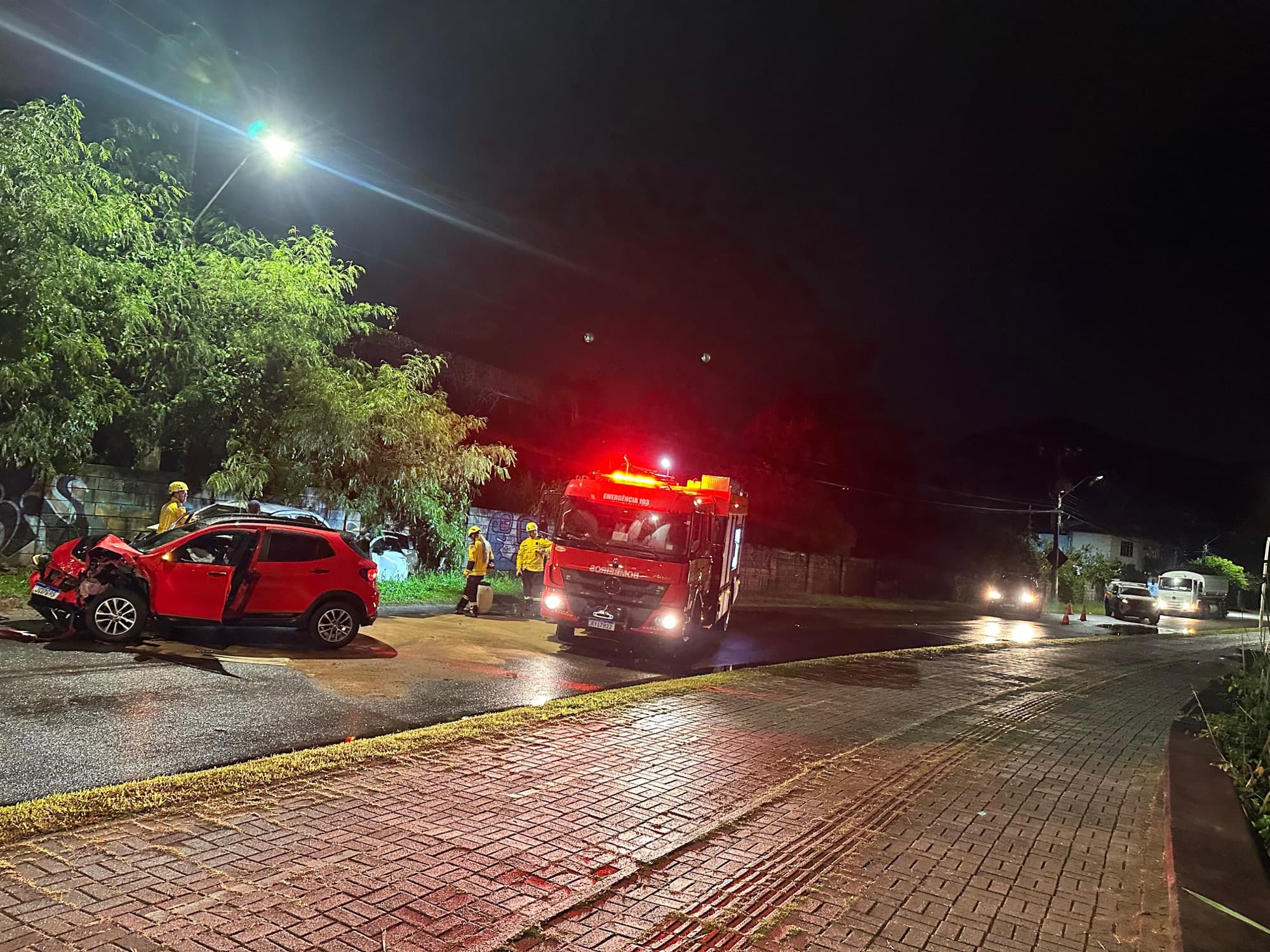 Vítima fica presa às ferragens após acidente entre dois carros em Florianópolis