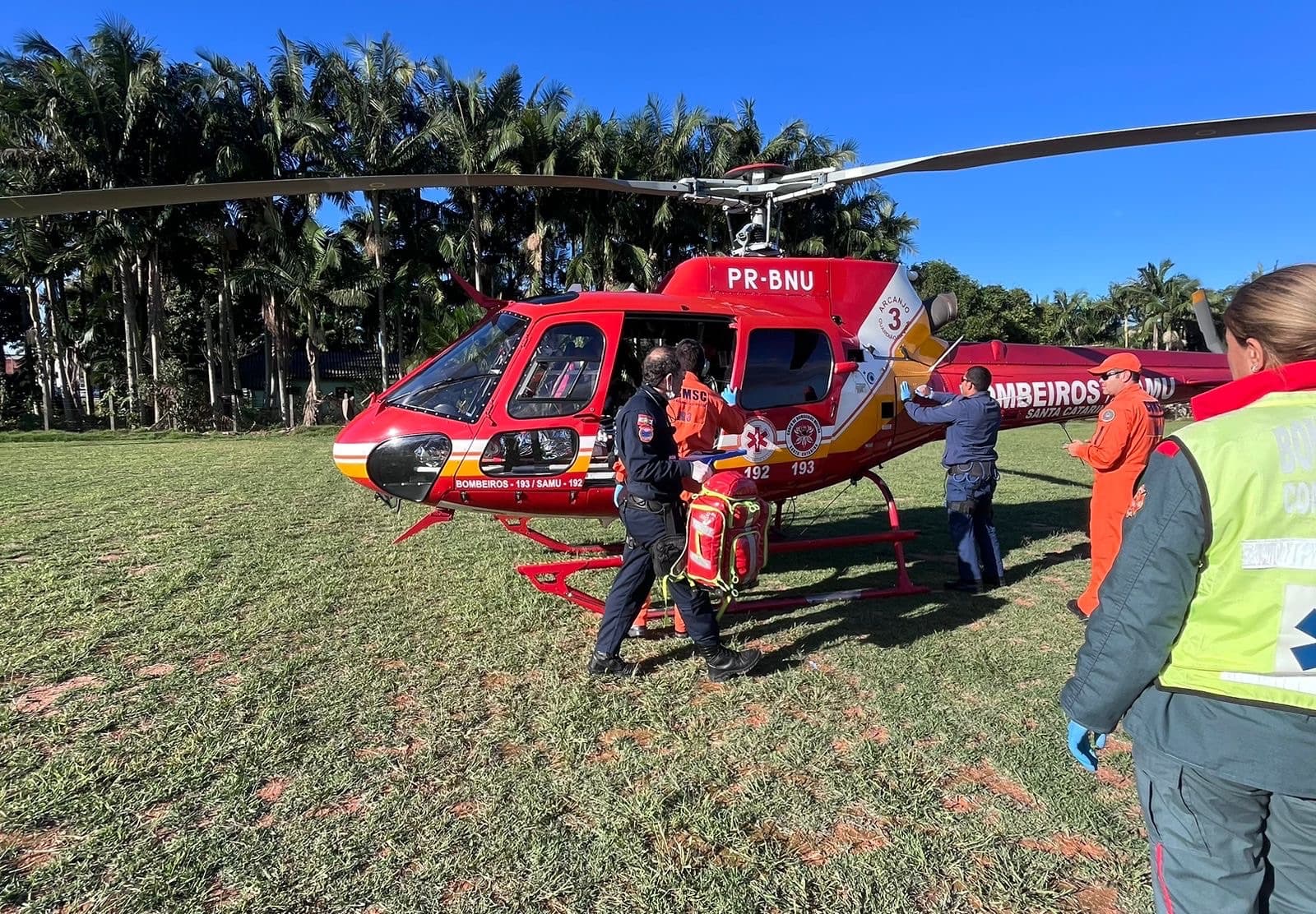 Motociclista de 20 anos bate contra poste e é levado de helicóptero ao hospital em SC