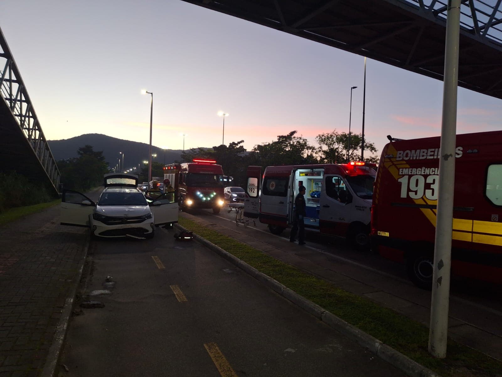 Motorista fica desorientado após carro arrancar poste e arrastá-lo por 50 metros em SC