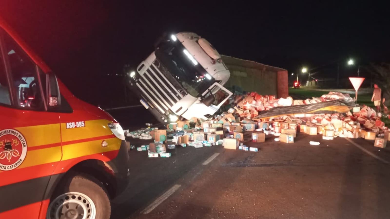 Carga de leite se espalha após carreta tombar em rodovia de SC