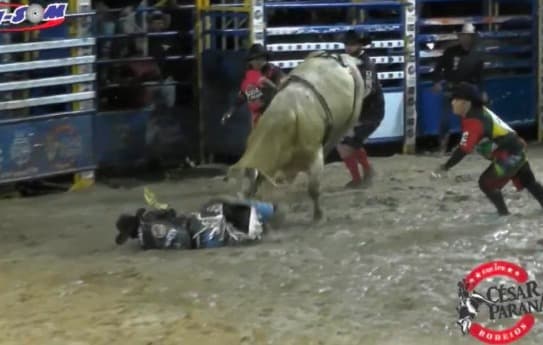 Peão é pisoteado por boi durante rodeio e vai parar no hospital em SC