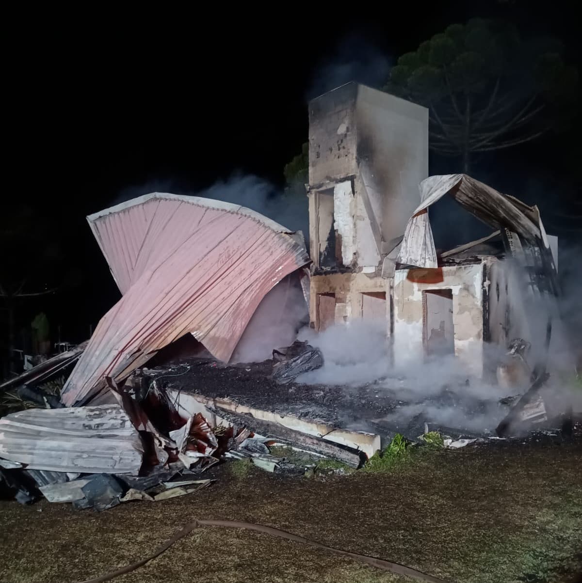 Incêndio destrói chalé de hospedagem e bebê é levado ao hospital em SC