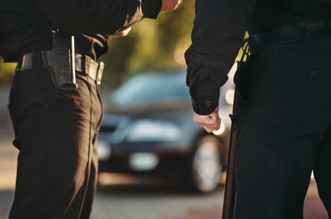 Homem é condenado após fugir da PM e jogar droga pela janela em SC