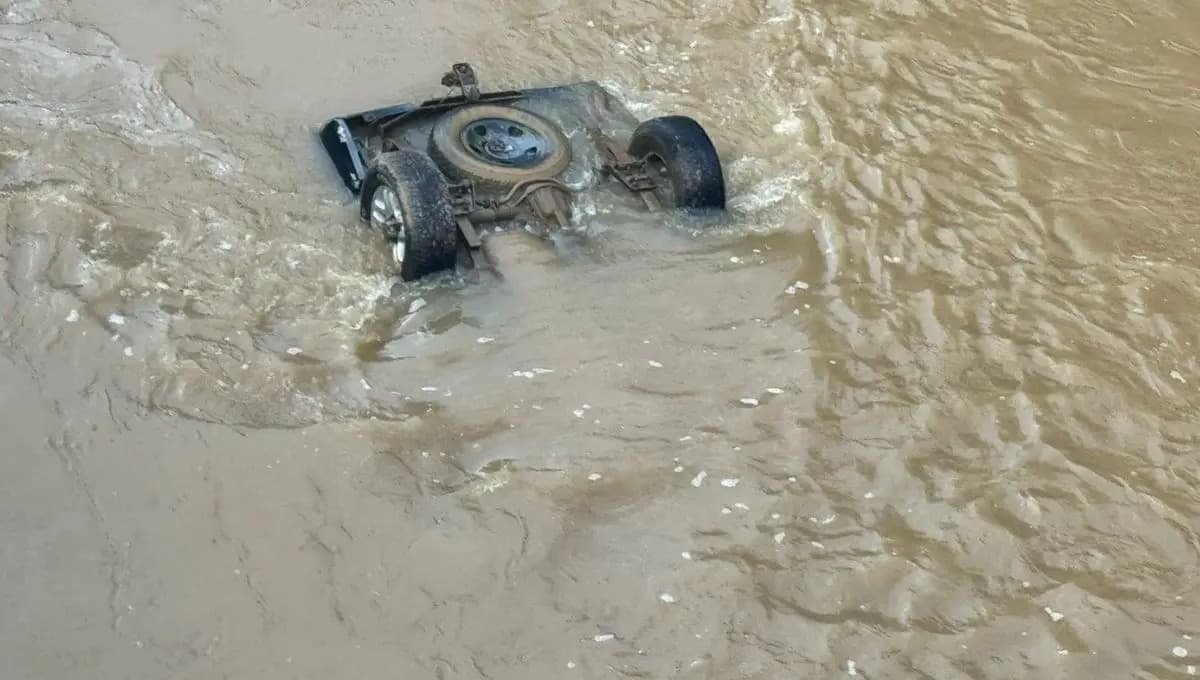 Carro despenca de ponte e mulher morre presa dentro do veículo no Vale do Rio Tijucas