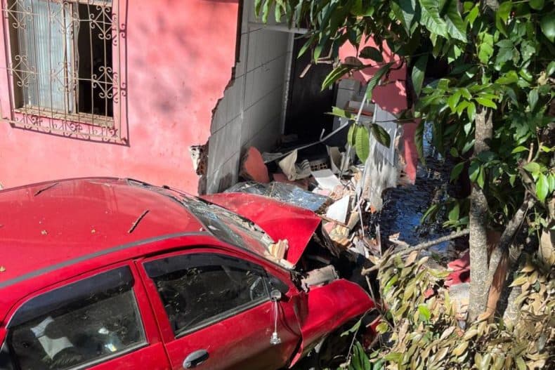 “Manhã de terror”: Carro desgovernado invade casa e mata idoso de 80 anos no Oeste de SC