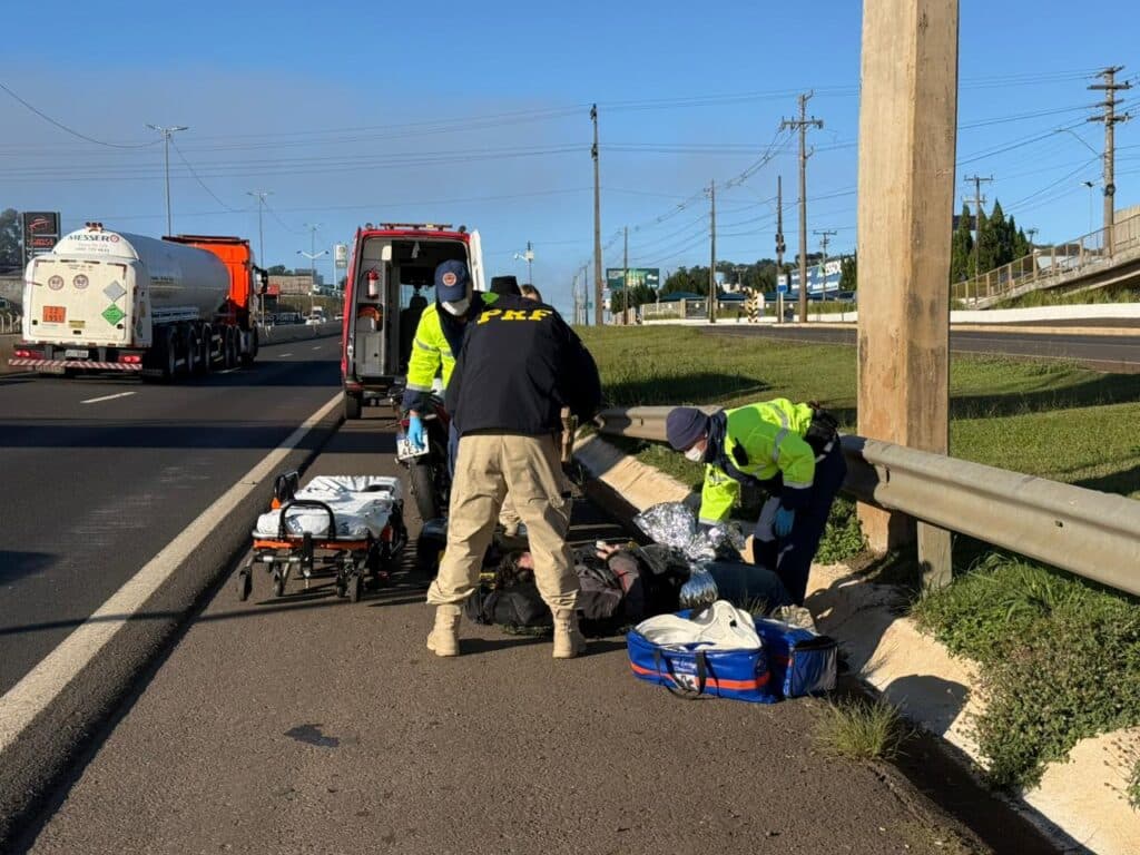 Queda de motociclista após colisão mobiliza socorristas em Chapecó