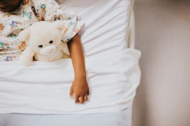 Acusada de abandono intelectual, mãe emociona ao revelar luta pela vida da filha em SC