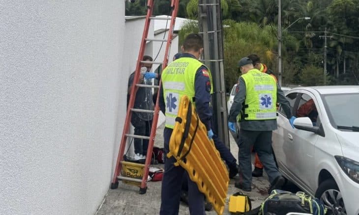 Trabalhador sofre suspeita de traumatismo após queda de poste durante instalação de internet em SC