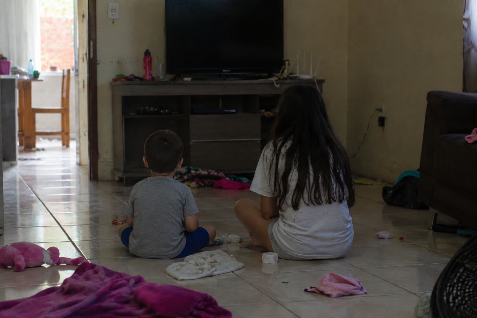 “Onde estava a responsável?”: criança de 5 anos é encontrada sozinha com menina de 12 em SC