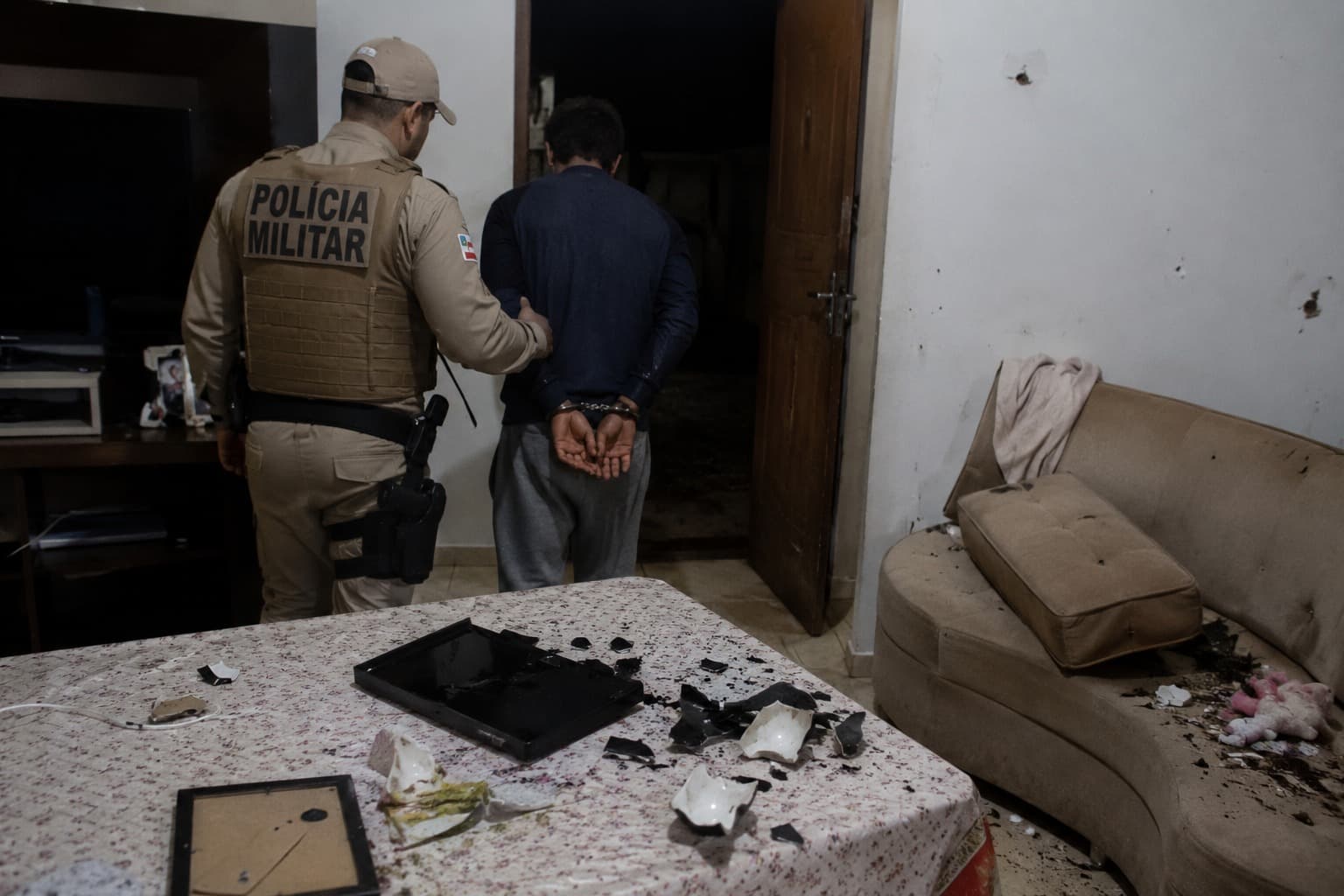“Não foi a primeira vez”: homem é preso após agredir esposa e quebrar objetos dentro de casa em SC