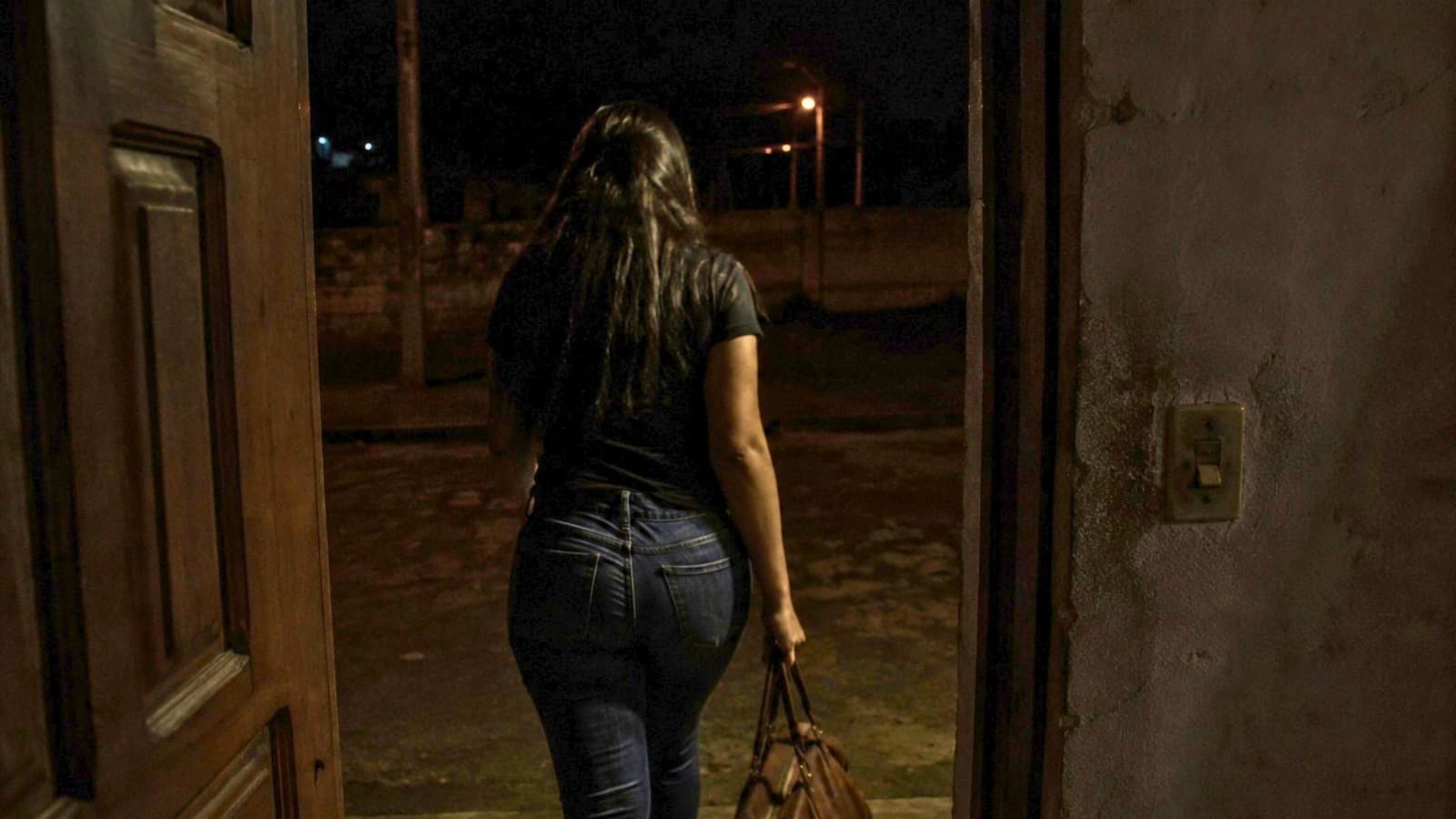 “Vou dar um tiro na tua cara”: entre socos e ameaças, mulher foge de casa para salvar a própria vida em SC