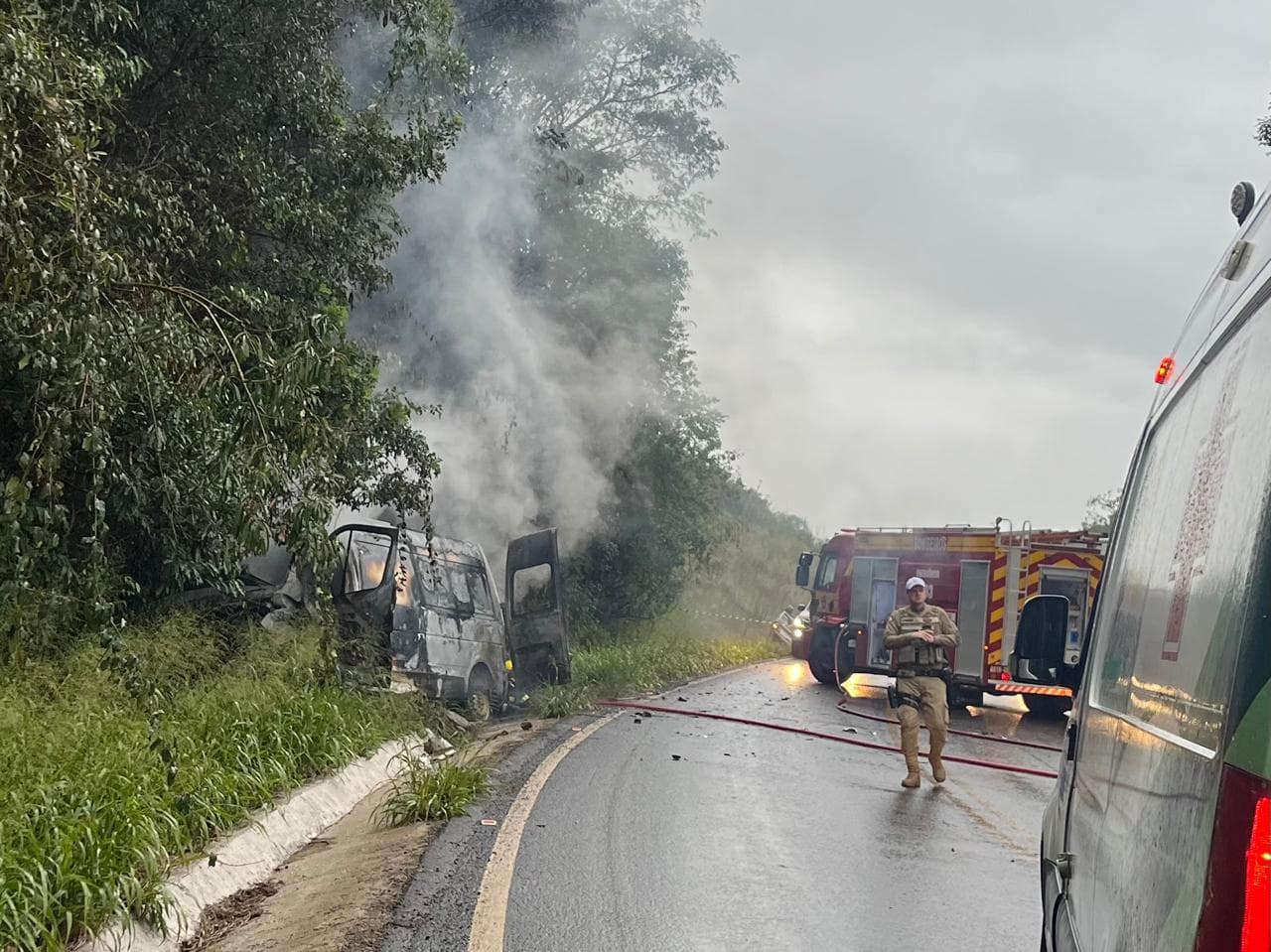 Van da Saúde fica completamente destruída após pegar fogo em acidente no Oeste de SC