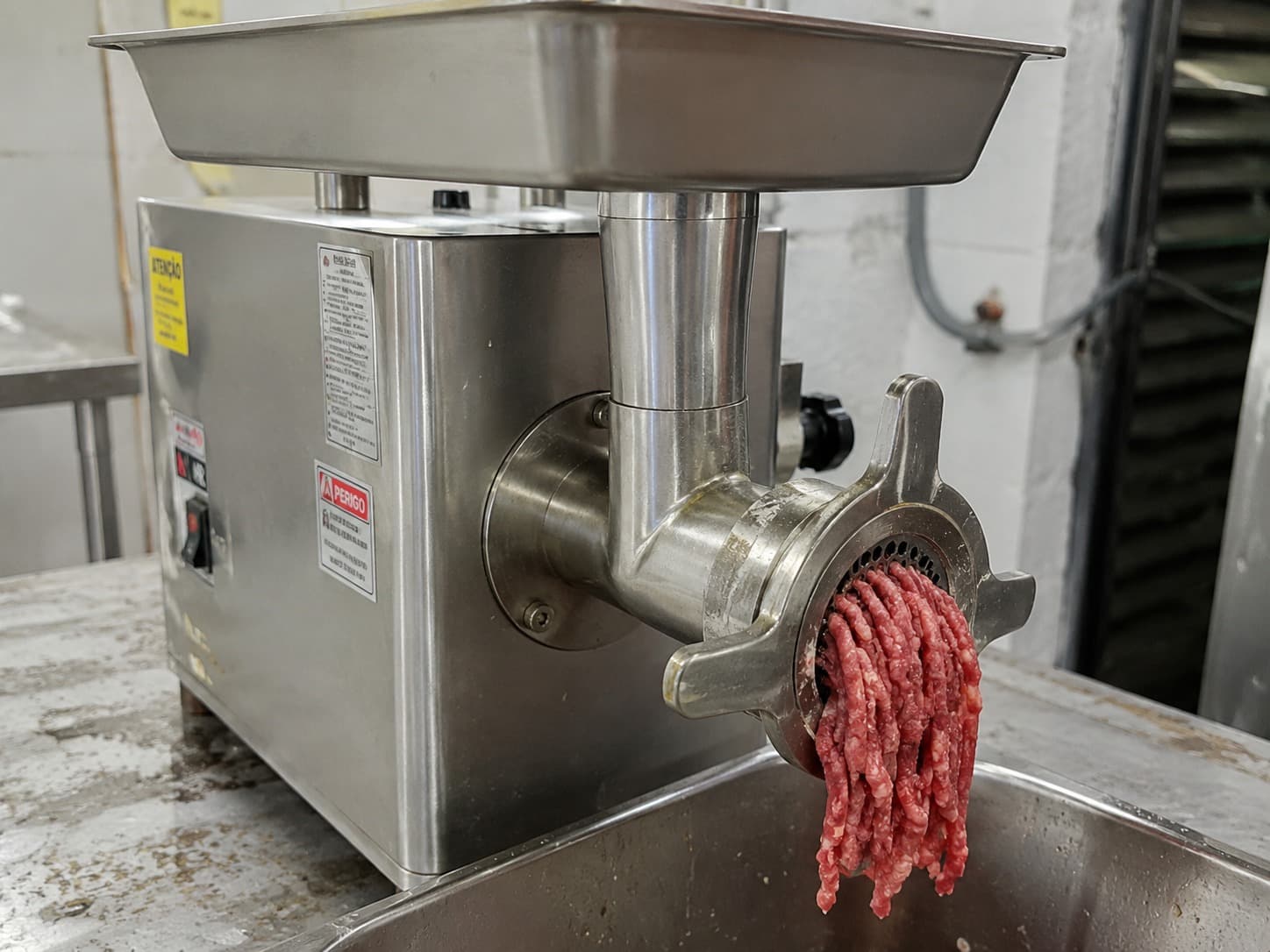 Idoso fica gravemente ferido após ter braço preso em moedor de carne em SC
