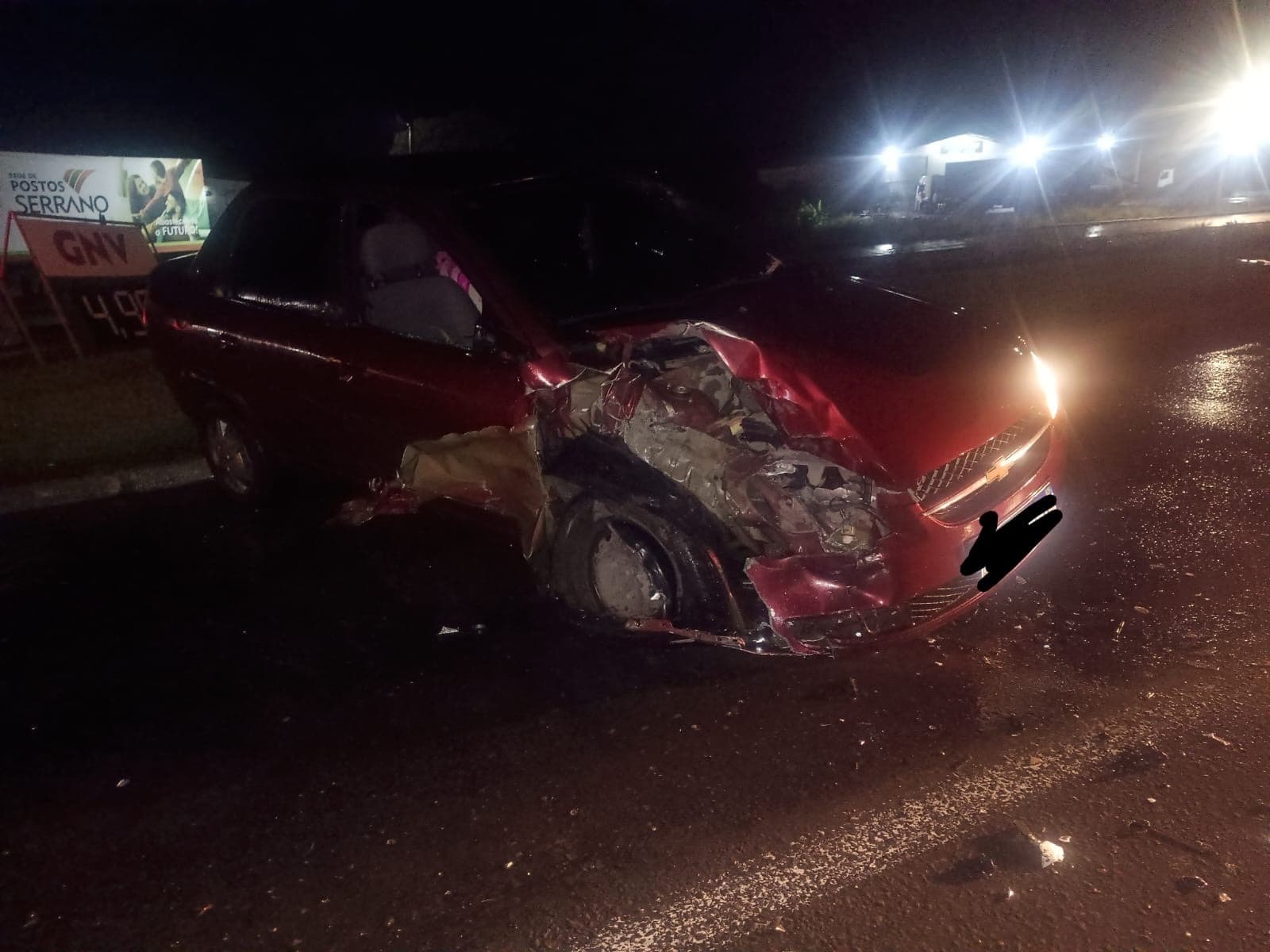 Criança de 2 anos fica ferida em batida entre carro e caminhão na BR-470