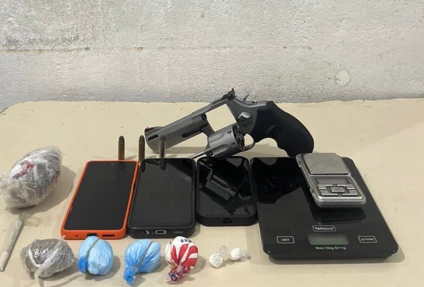 Flagrado com droga, motociclista leva Guarda até casa com arma e tráfico em Itapema