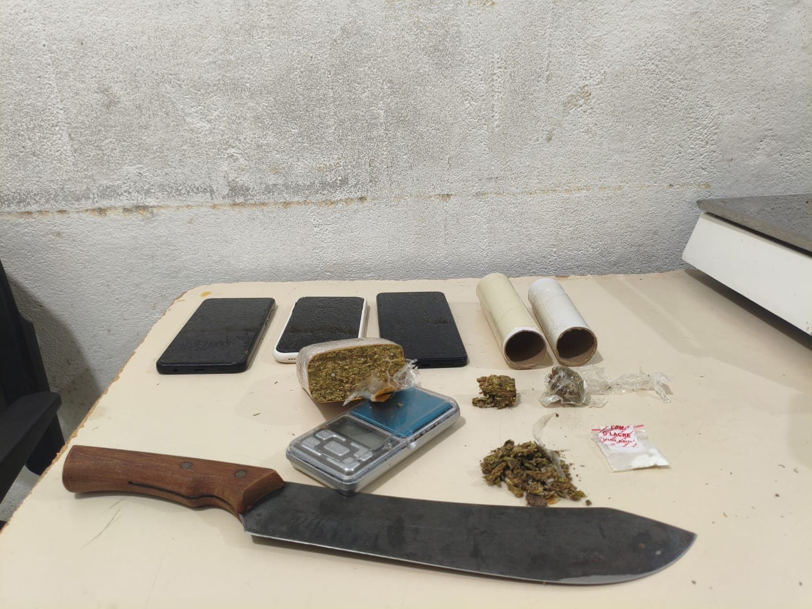 Homem é preso por tráfico e adolescente com mandado em aberto é apreendido em Itapema