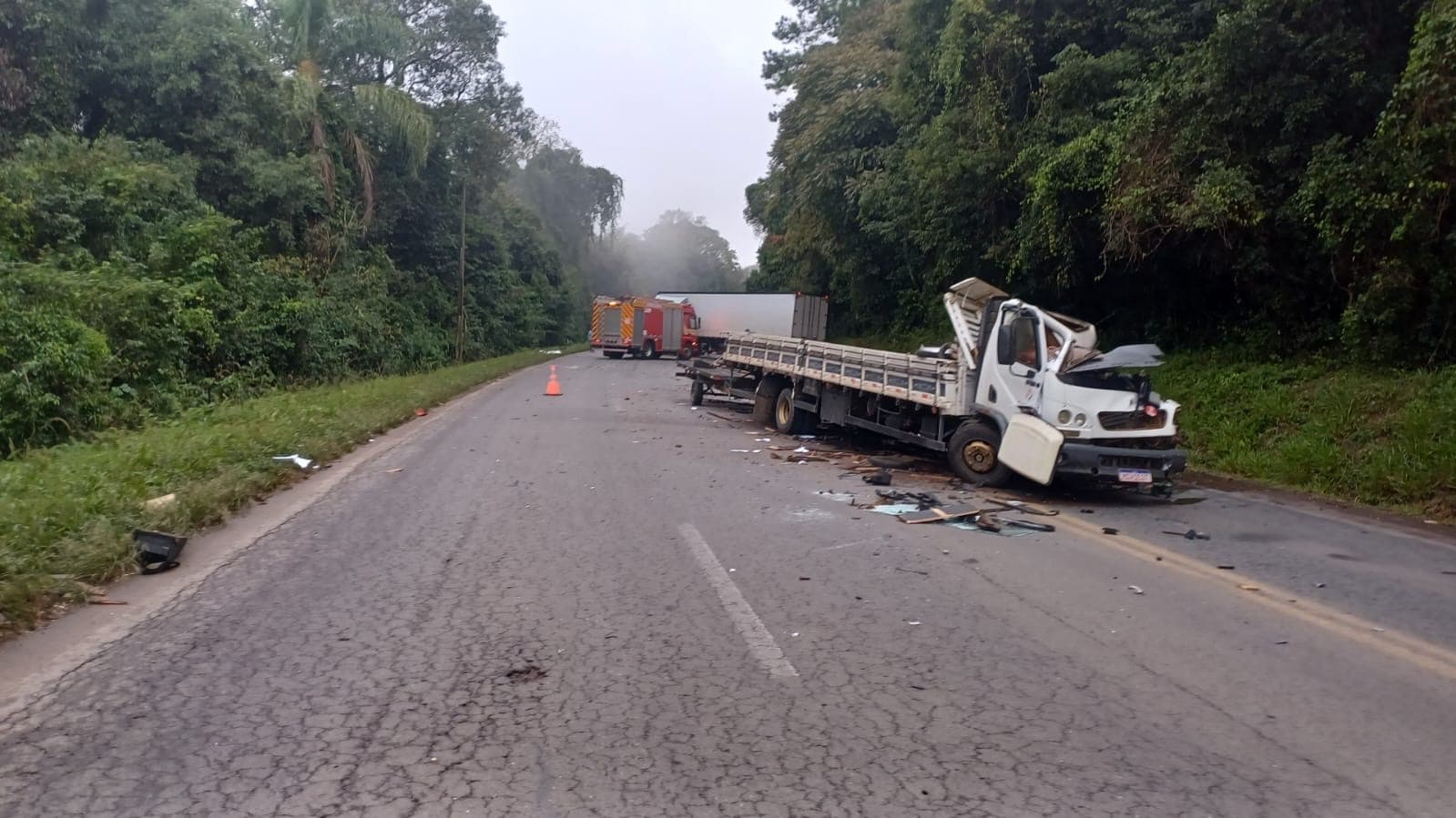 Acidente com dois caminhões interdita BR-282 e causa retenção