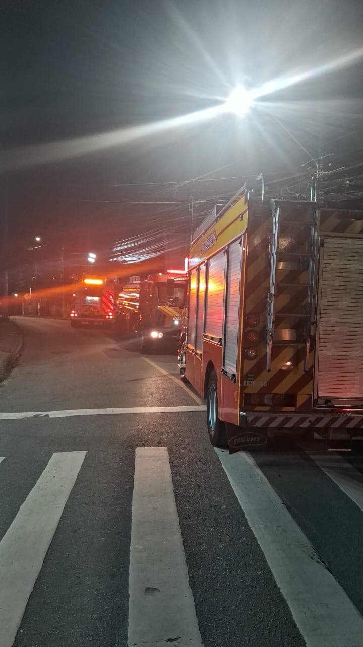 Incêndio atinge lavação de veículos durante a madrugada em Florianópolis