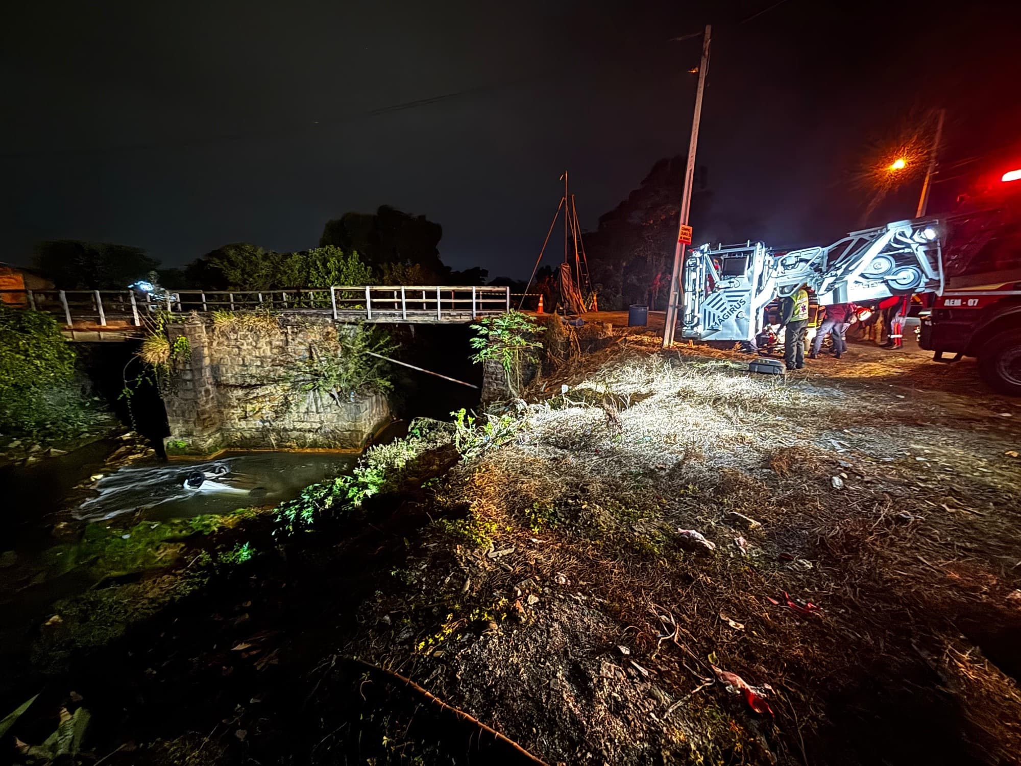 Carro cai de ponte, capota em rio e deixa um morto e um jovem ferido em Criciúma