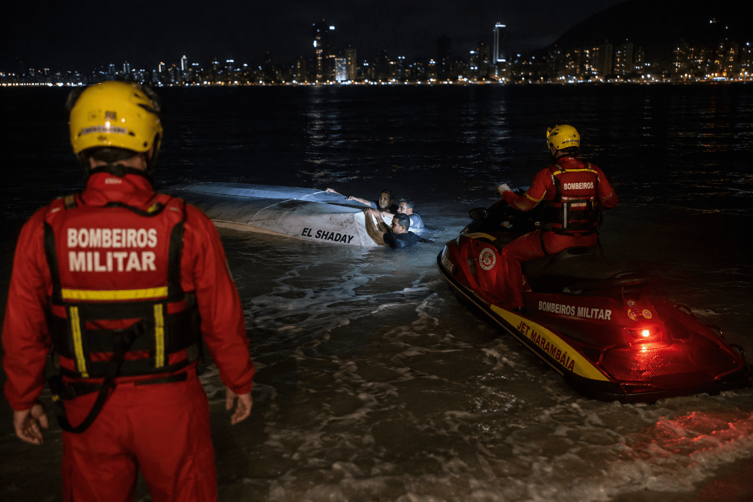 Pescadores são resgatados após barco virar no mar em Balneário Camboriú