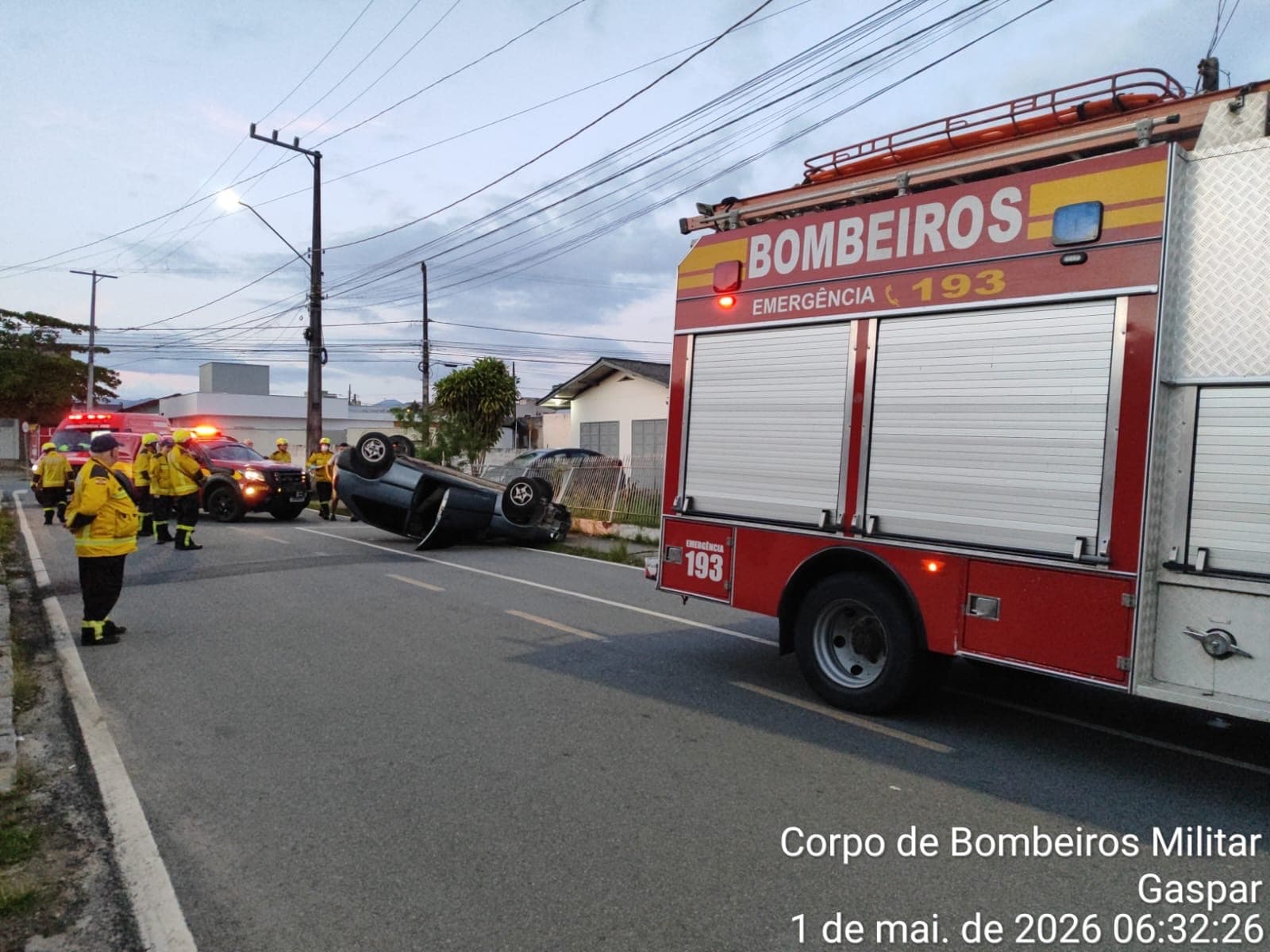 Carro capota após bater contra muro de casa em Gaspar