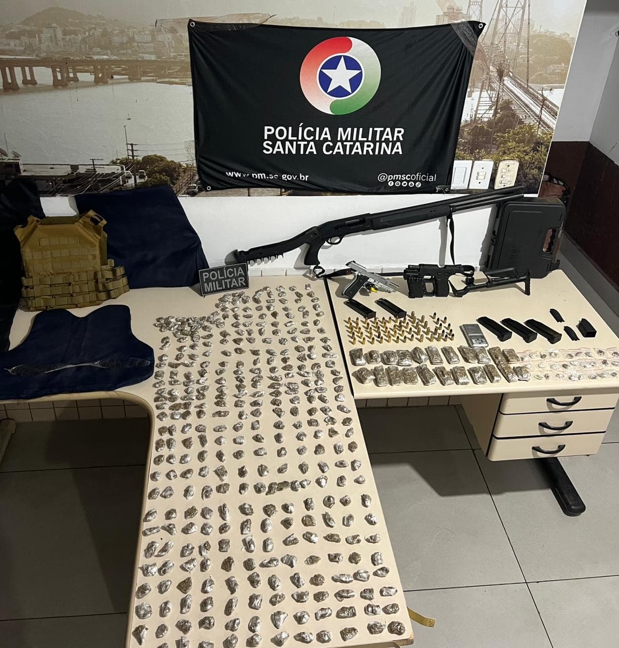 PM apreende armas, placas balísticas e maconha em ação na Barra da Lagoa