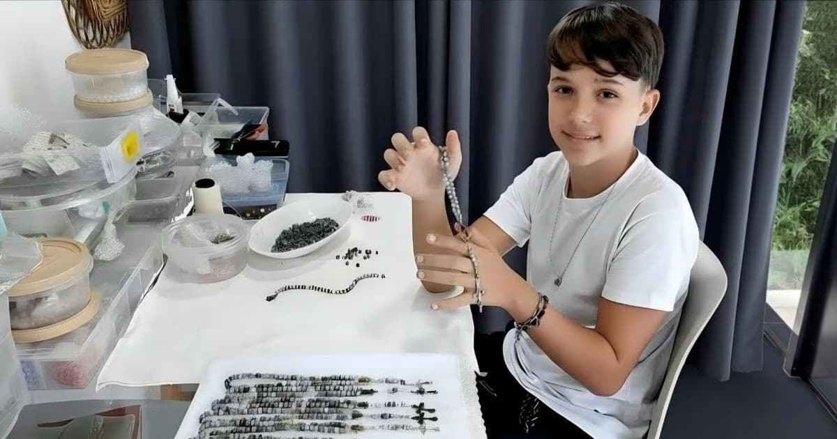 Menino de 12 anos produz terços com sementes e doa a crianças em hospital de Brusque