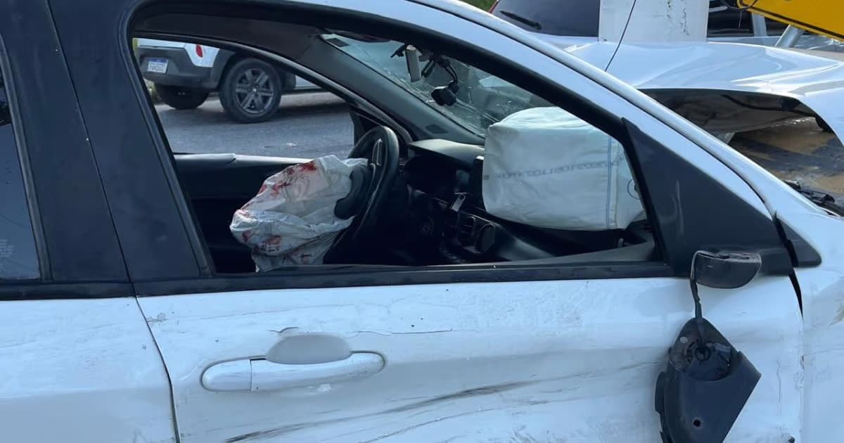 Motorista com sinais de embriaguez bate em caminhonete e poste e tenta fugir em Balneário Camboriú