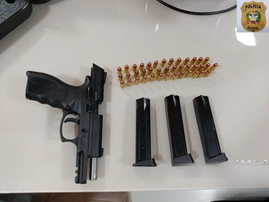 Suspeito de ameaçar familiares guardava arma e munições dentro de casa em Joinville