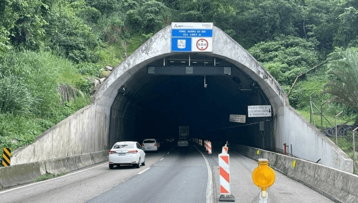 Carga espalhada na pista provoca congestionamento na BR-101 entre Balneário Camboriú e Itapema