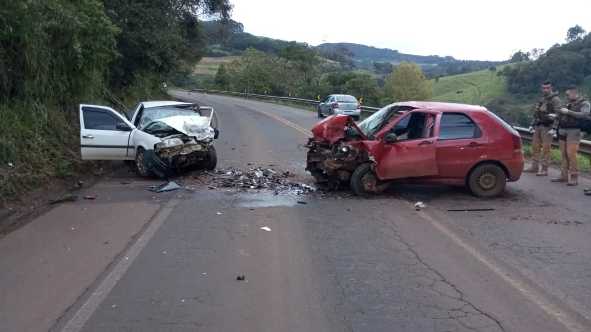 Mulher morre após colisão frontal entre carros na SC-160