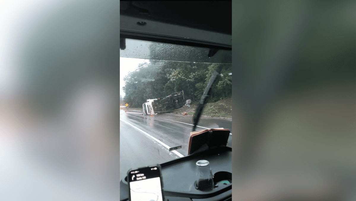 Tombamento de caminhão com produto perigoso deixa dois feridos na BR-376