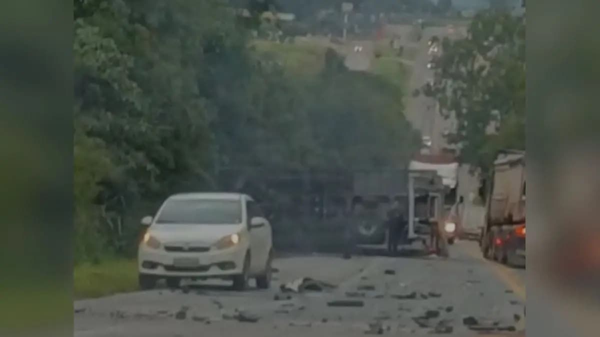 Homem fica preso às ferragens após colisão entre carro e carreta na BR-470