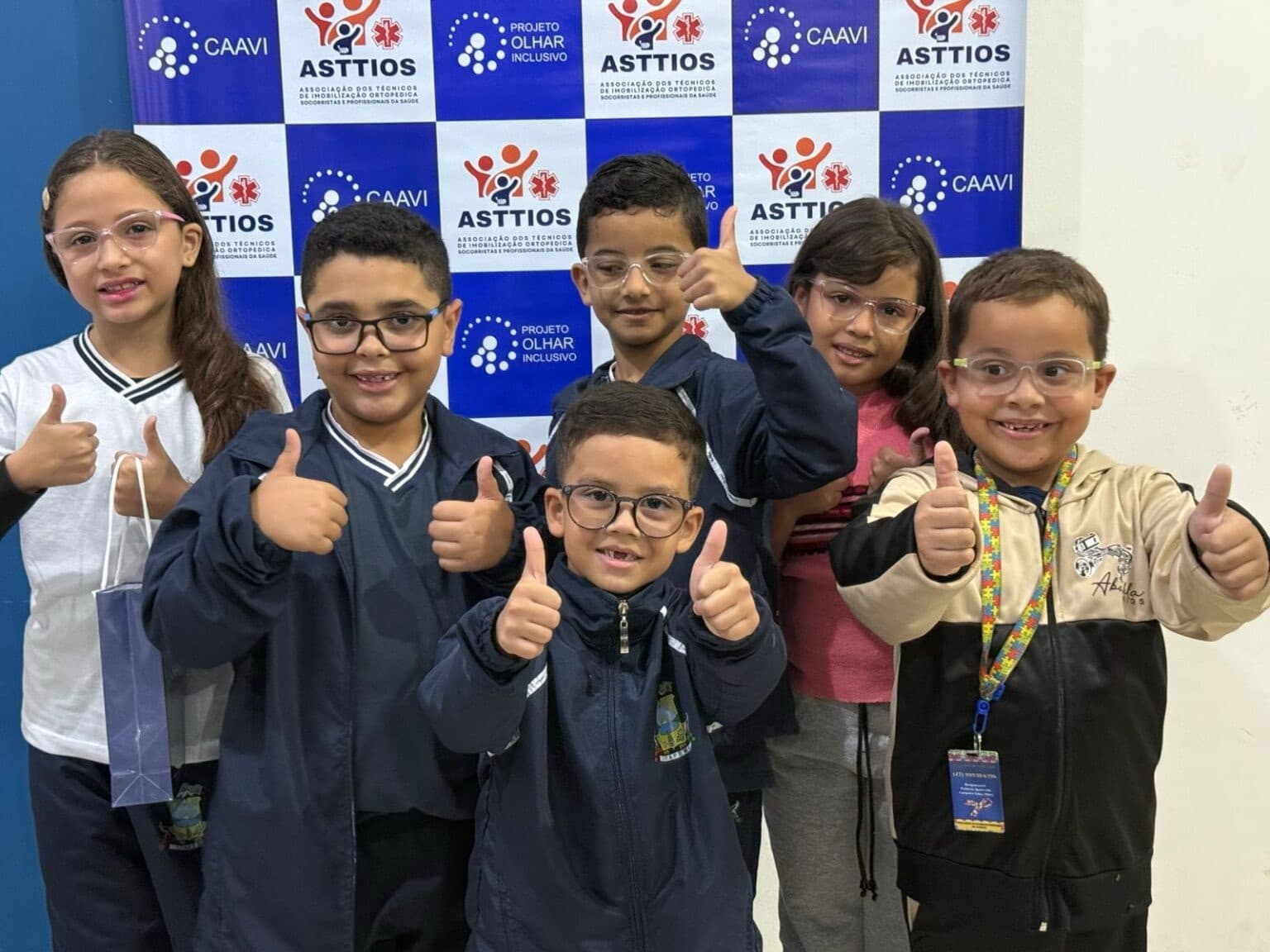 Estudantes recebem óculos gratuitos em escola municipal de Itapema