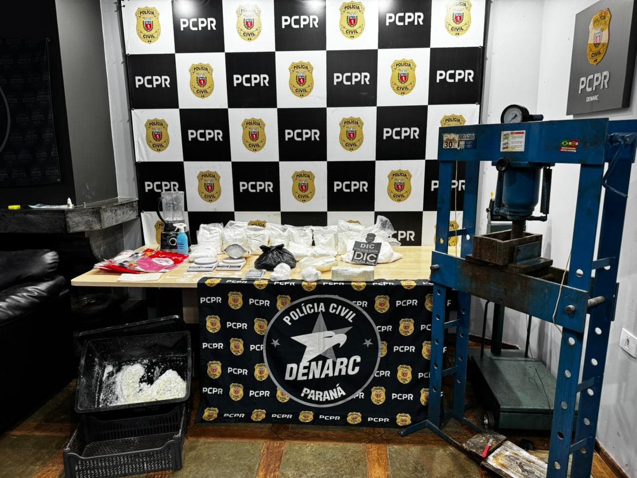 Polícia Civil de SC localiza laboratório de cocaína e prende suspeito no Paraná