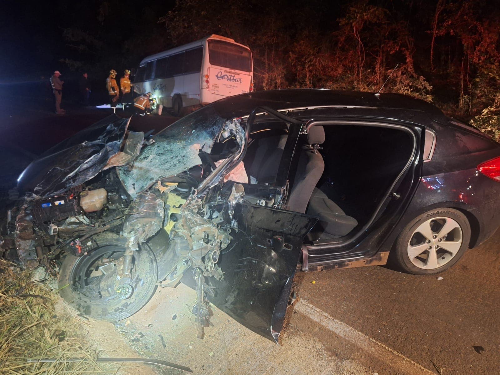 Motorista com sinais de embriaguez fica gravemente ferido após bater de frente em micro-ônibus em Guatambu