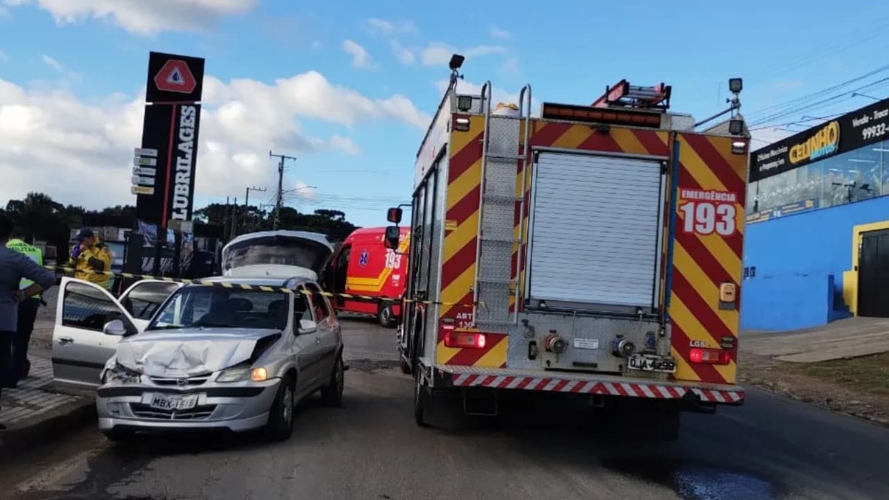 Colisão entre dois carros deixa mulher e três crianças feridas em Lages