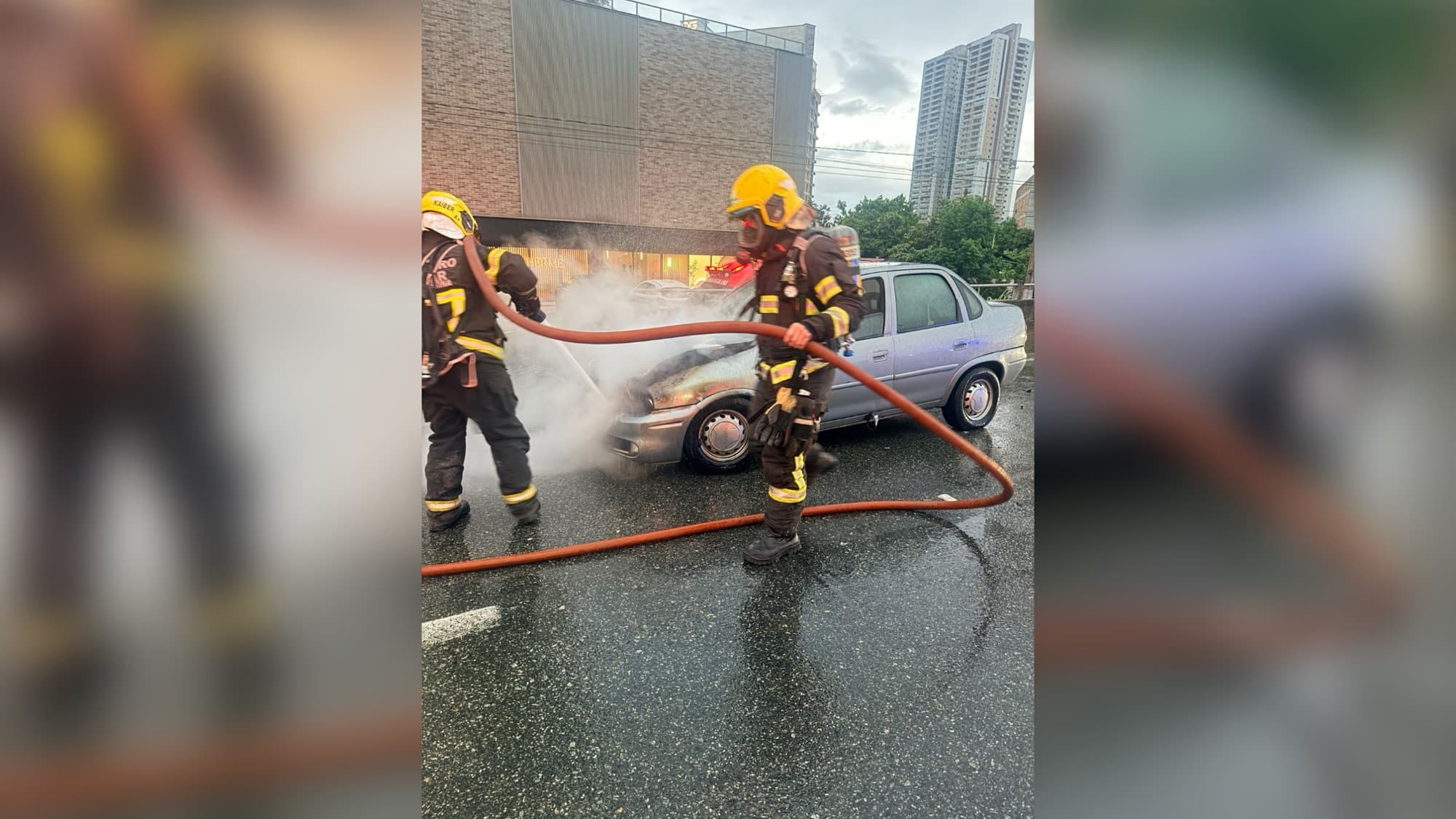 Carro pega fogo na marginal da BR-101 em Itapema