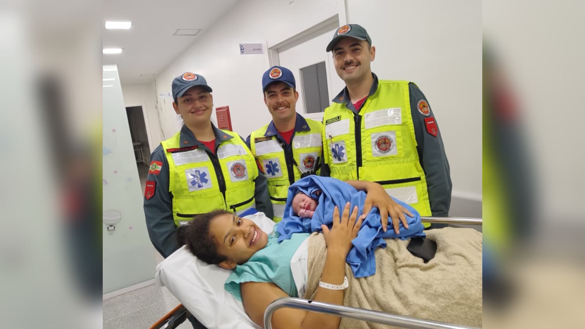 Bebê nasce dentro de carro no quartel dos bombeiros em Guabiruba