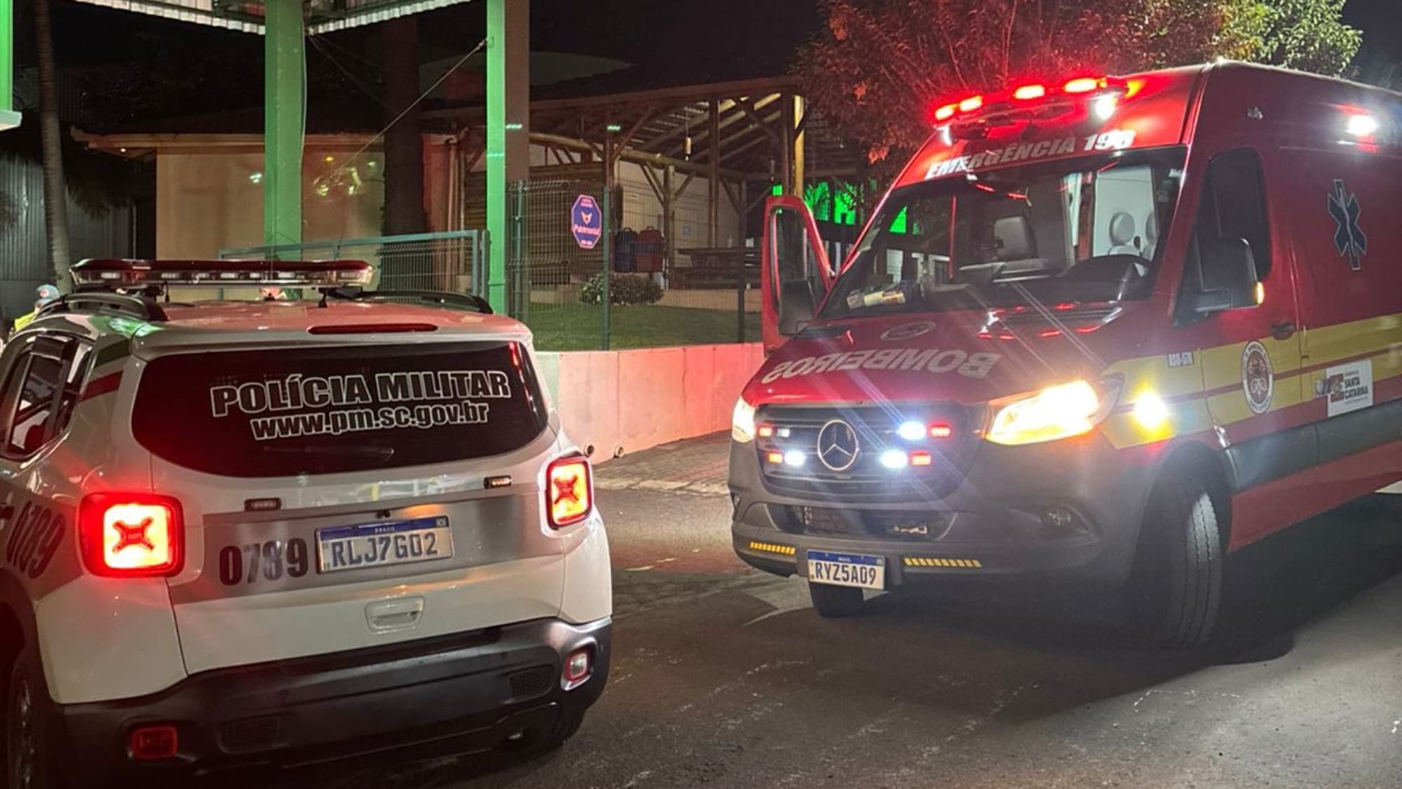 Homem ferido após agressão procura ajuda em portaria de empresa