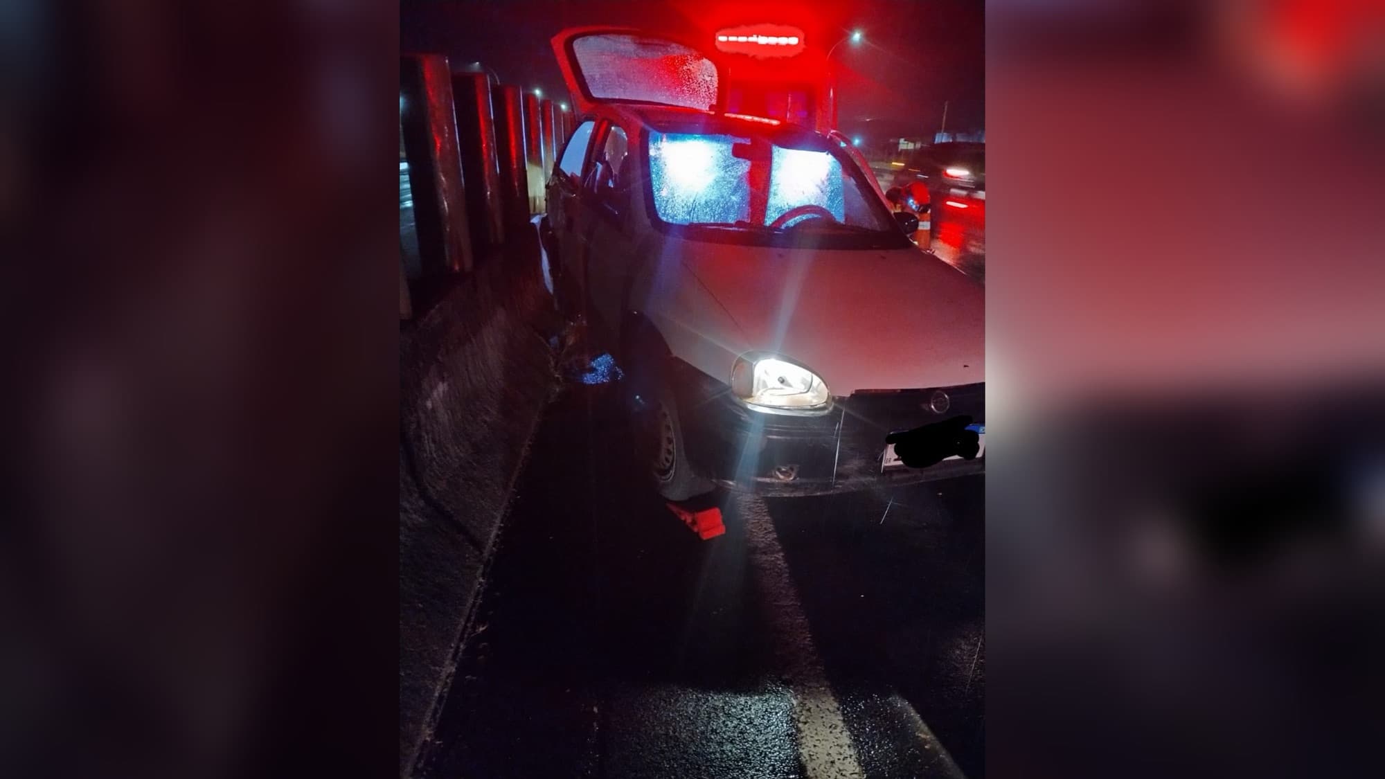 Motorista fica preso em carro após colisão na BR-101