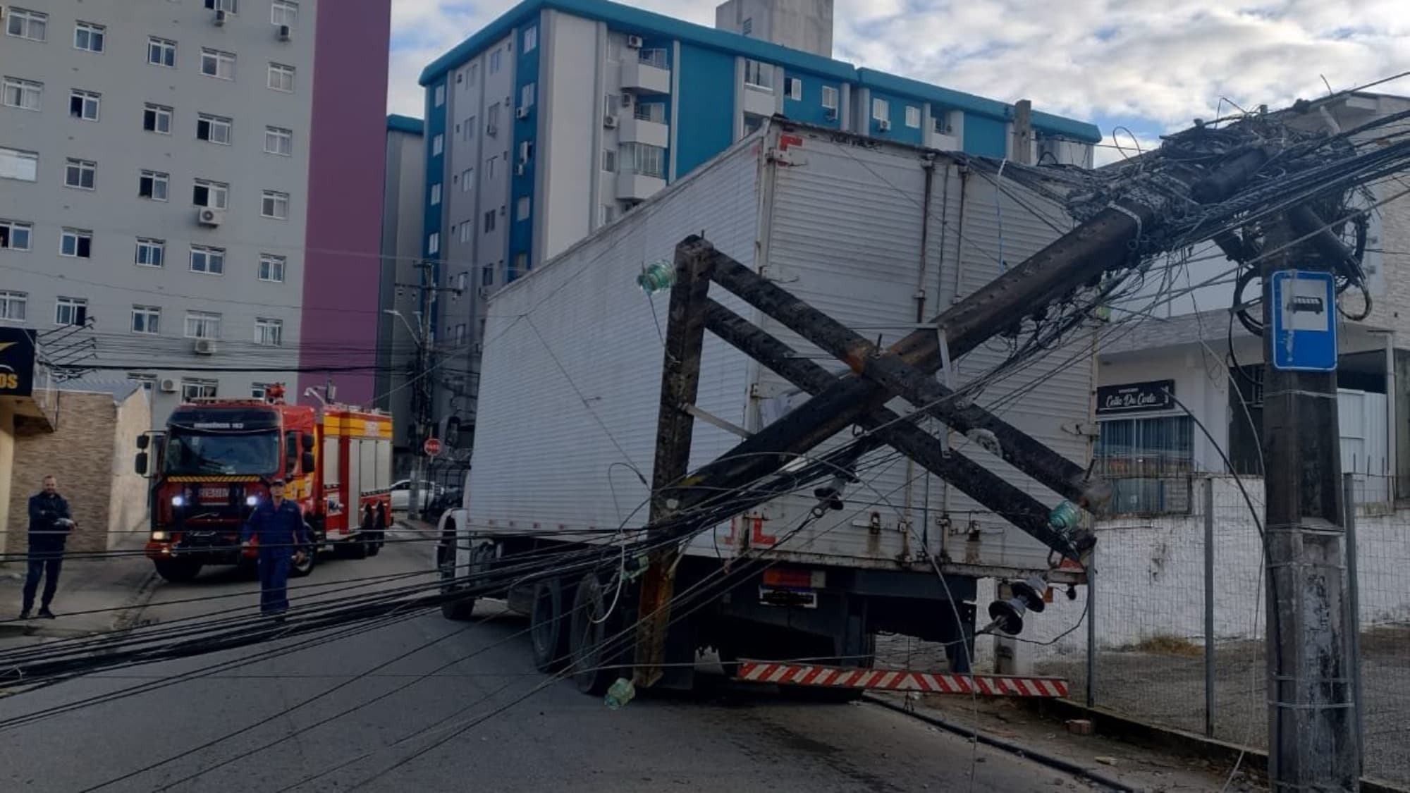 Caminhão bate em poste e derruba fiação em via movimentada de São José