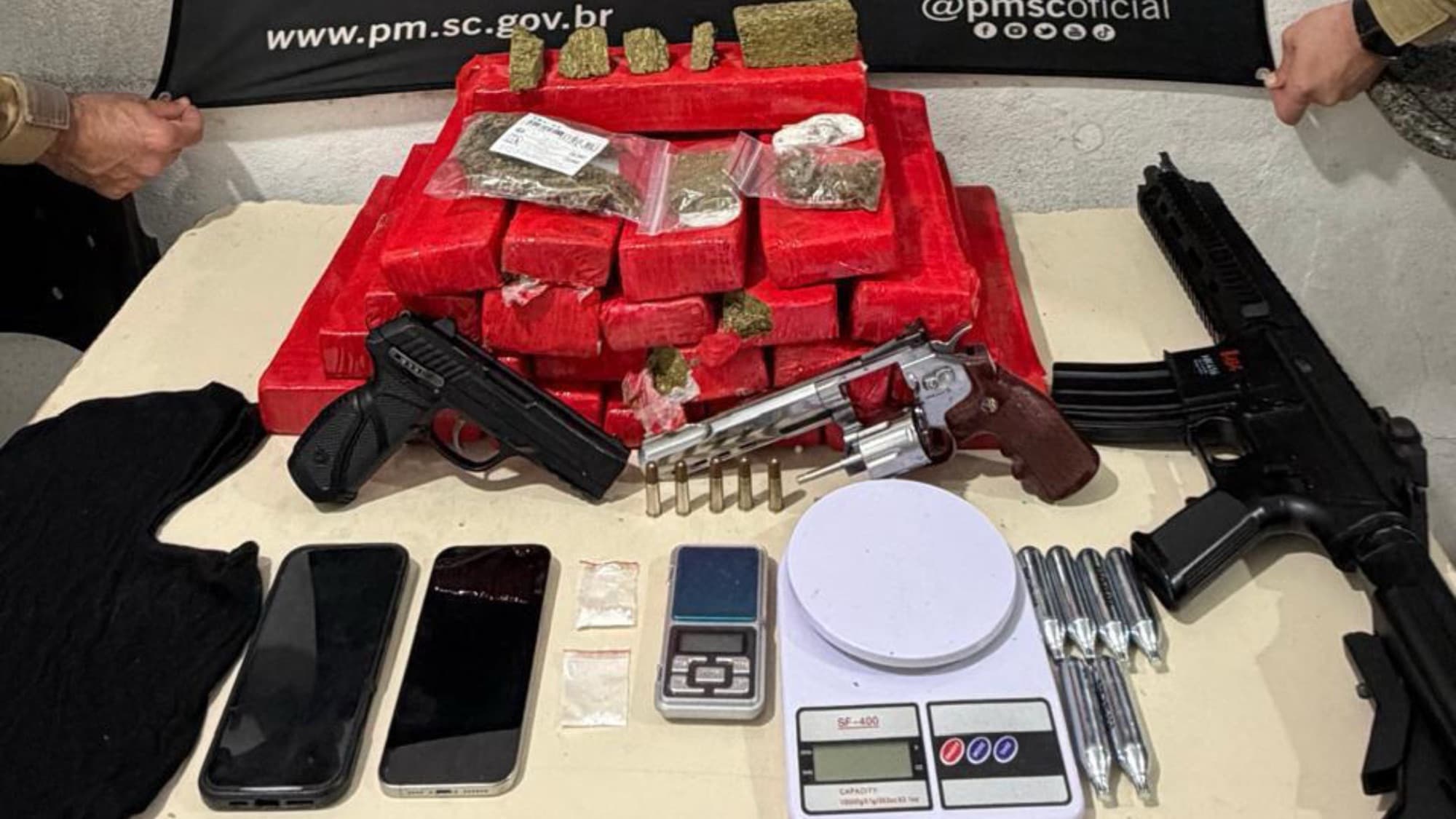 Denúncia anônima termina com quase 20 kg de maconha, simulacros e balaclavas apreendidos em Itapema